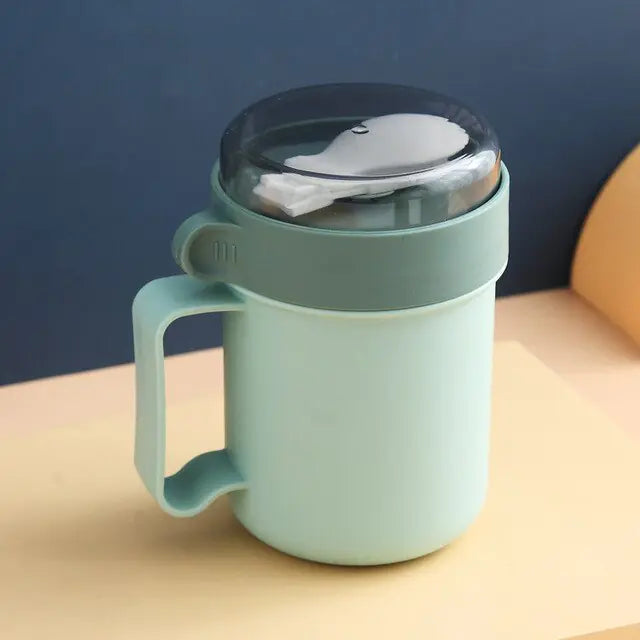Taza de avena para el desayuno