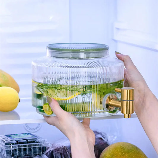 Jarra de agua nórdica sencilla con grifo