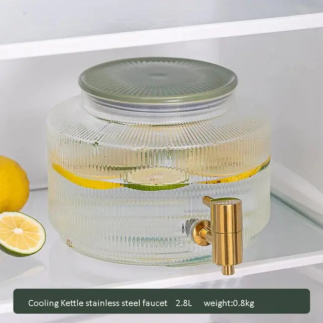 Jarra de agua nórdica sencilla con grifo