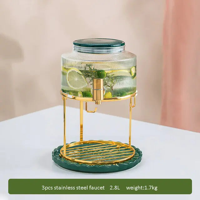 Jarra de agua nórdica sencilla con grifo