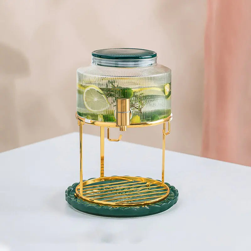 Jarra de agua nórdica sencilla con grifo