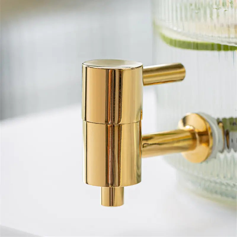 Jarra de agua nórdica sencilla con grifo