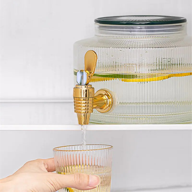 Jarra de agua nórdica sencilla con grifo