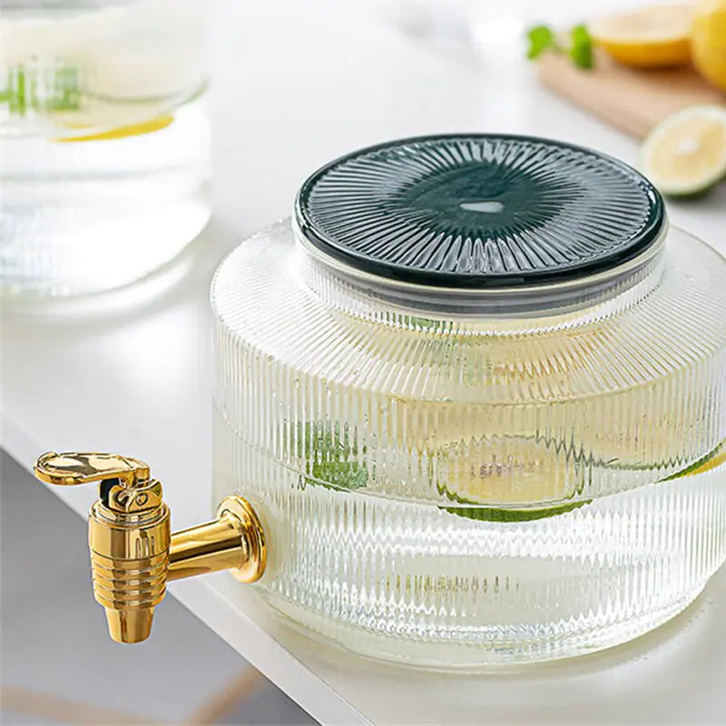 Jarra de agua nórdica sencilla con grifo